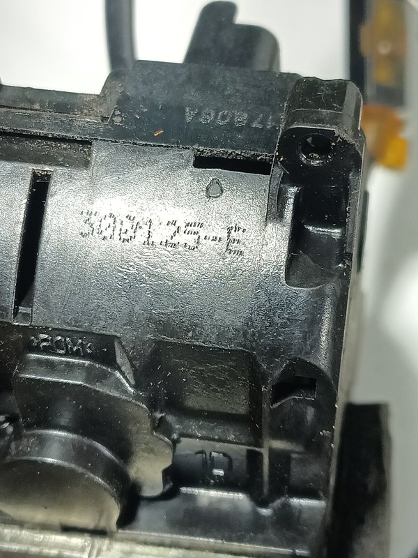 Fecho Porta RENAULT CLIO III FRENTE DIREITO 300125E