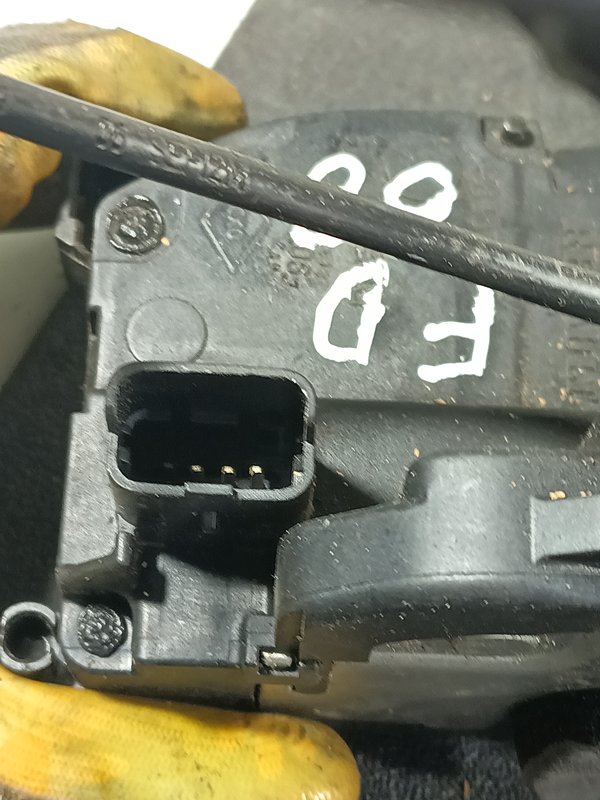 Fecho Porta RENAULT CLIO III FRENTE DIREITO 300125E