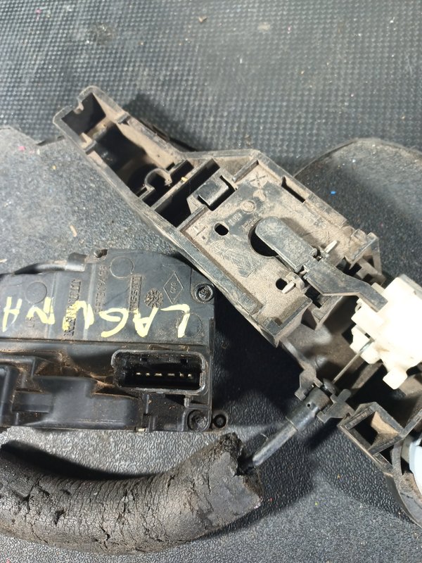 Fecho Porta RENAULT LAGUNA III TRAZ ESQUERDA 825010003RC
