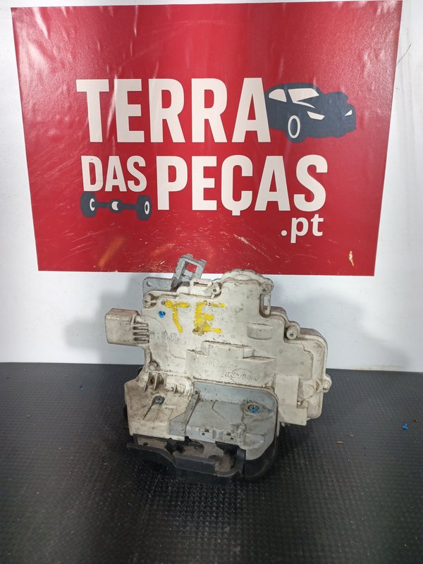 Fecho Porta AUDI A4 B7 TRAZ ESQUERDA 8E0839015AA