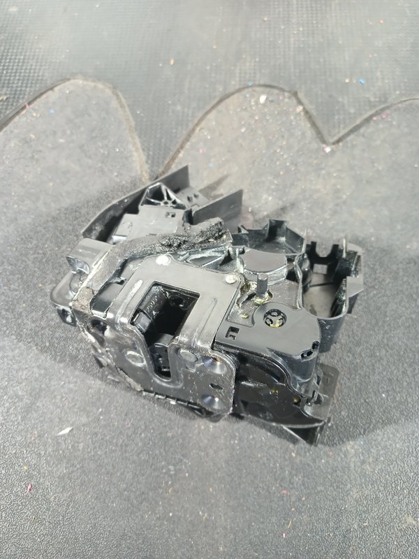 Fecho Porta RENAULT MEGANE IV TRAZ ESQ 825039922R
