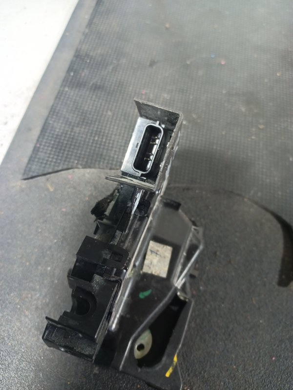 Fecho Porta RENAULT MEGANE IV TRAZ ESQ 825039922R