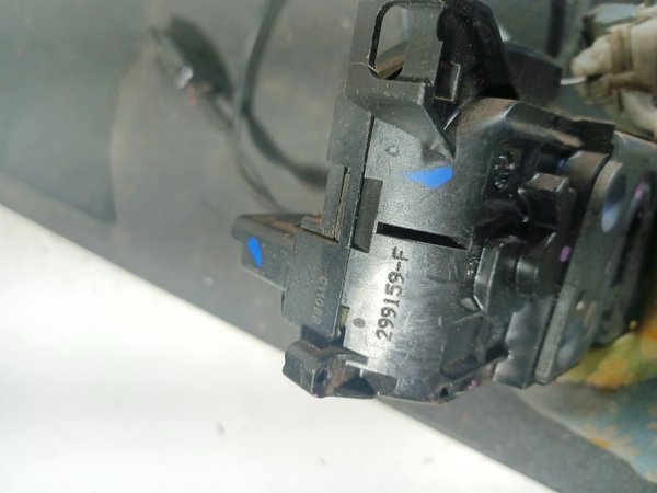 Fecho Porta RENAULT CLIO III TRAZ ESQUERDA 299159F