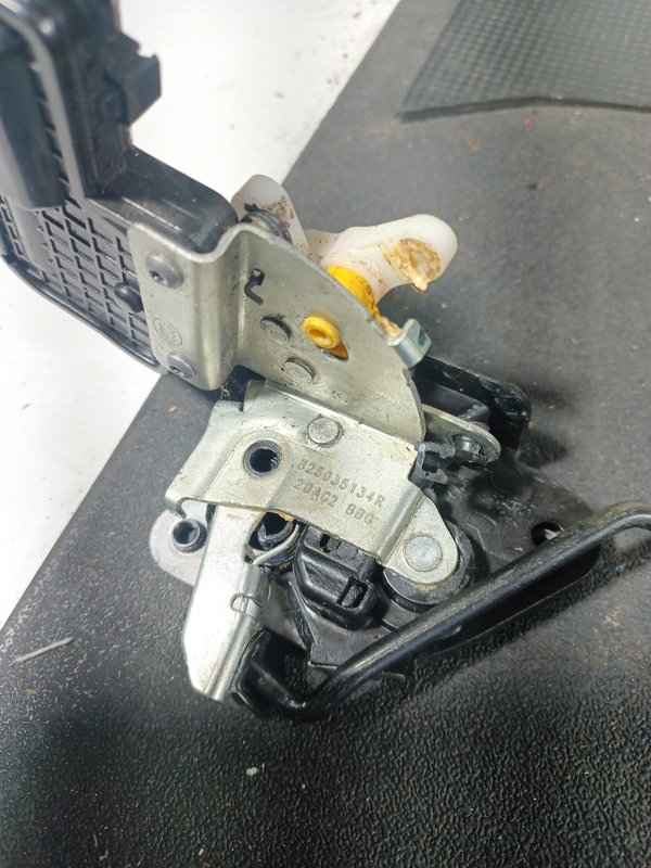 Fecho Porta DACIA SPRING TRAS ESQUERDO 825035134R