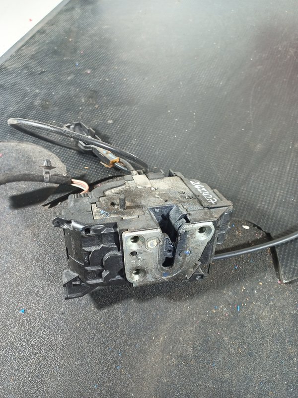 Fecho Porta RENAULT CLIO III TRAZ DIREITA 300129E