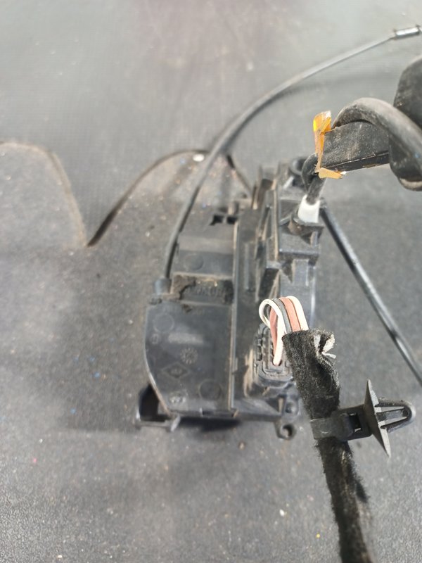 Fecho Porta RENAULT CLIO III TRAZ DIREITA 300129E