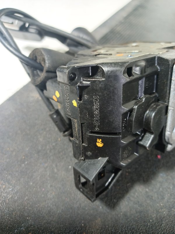 Fecho Porta RENAULT MEGANE III FRENTE DIREITA 825020002RA