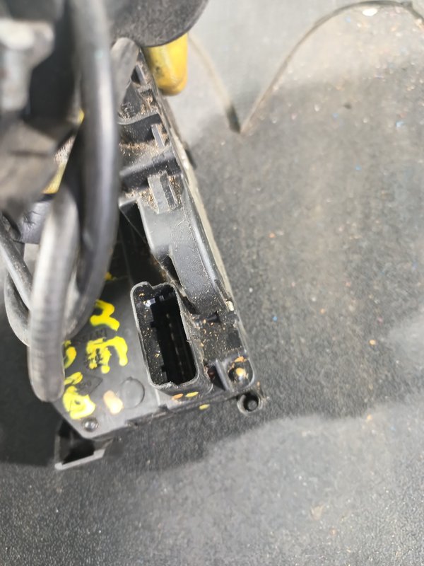 Fecho Porta RENAULT MEGANE III FRENTE DIREITA 825020002RA