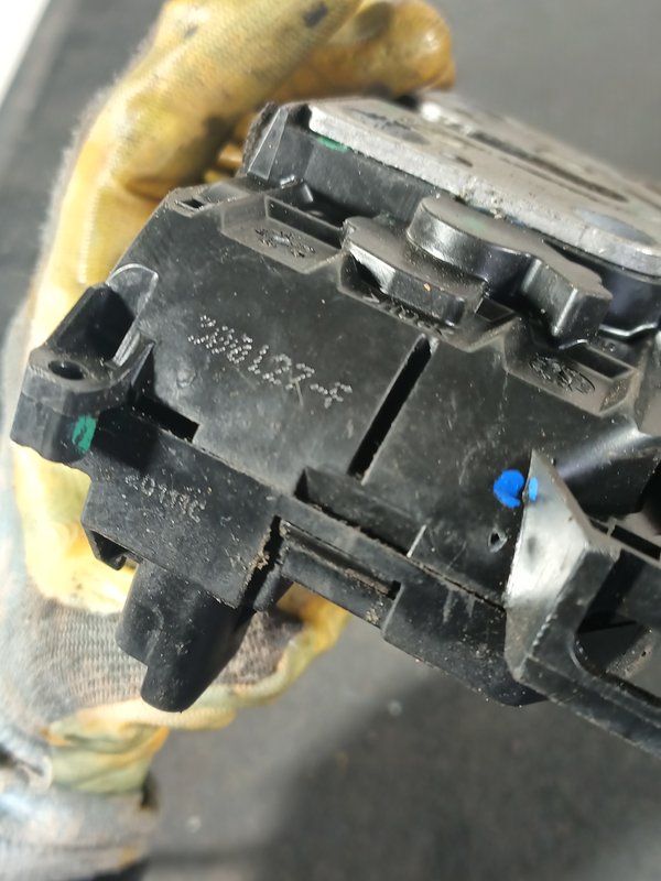 Fecho Porta RENAULT CLIO III FRENTE DIREITO 300127F