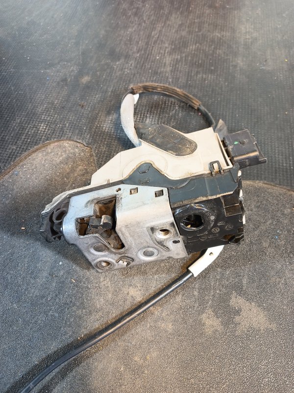 Fecho Porta PEUGEOT 208 TRAZ ESQUERDO 40737193