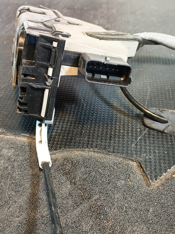 Fecho Porta PEUGEOT 208 TRAZ ESQUERDO 40737193