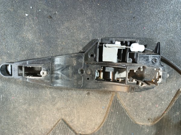 Fecho Porta PEUGEOT 208 I TRAZ ESQUERDO 40737192