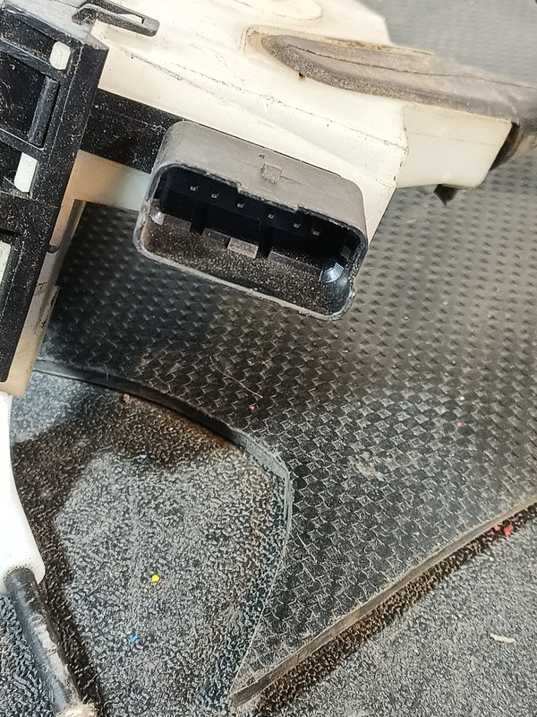 Fecho Porta PEUGEOT 208 I TRAZ ESQUERDO 40737192