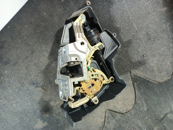 Fecho Porta MERCEDES CLASSE E TRAZ DIREITO 2027330408
