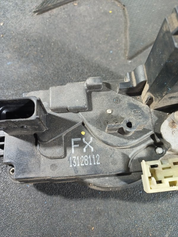 Fecho Porta OPEL ASTRA H FRENTE DIR 13128112