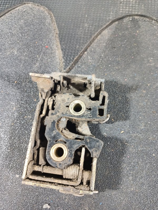 Fecho Porta VW PASSAT TRAZ DIREITA 357839016B
