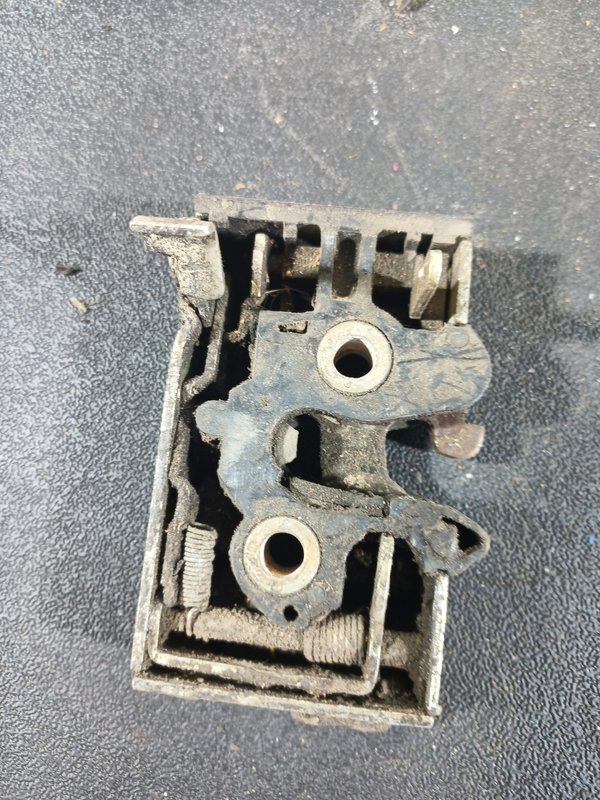 Fecho Porta VW GOLF II TRAZ DIREITA 193839016C