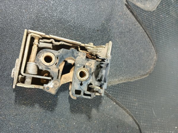Fecho Porta VW PASSAT TRAZ DIREITA 357839016D
