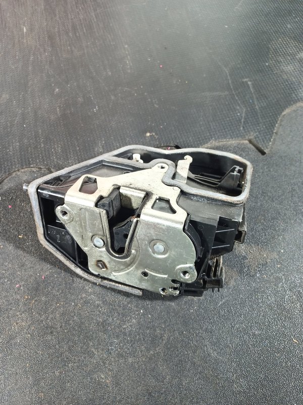 Fecho Porta BMW S1 E81/E87 FRENTE ESQ 7167077