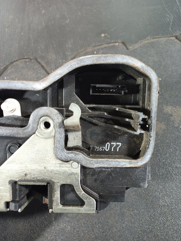 Fecho Porta BMW S1 E81/E87 FRENTE ESQ 7167077