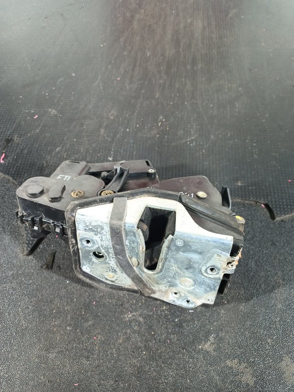 Fecho Porta BMW S3 E46 FRENTE ESQ 8196031