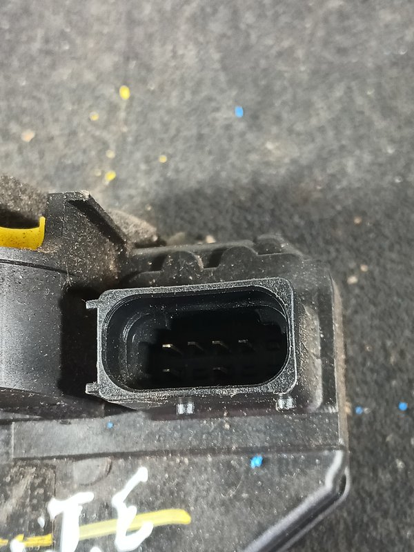 Fecho Porta OPEL INSIGNIA A/ASTRA J TRAZ ESQ 13579557
