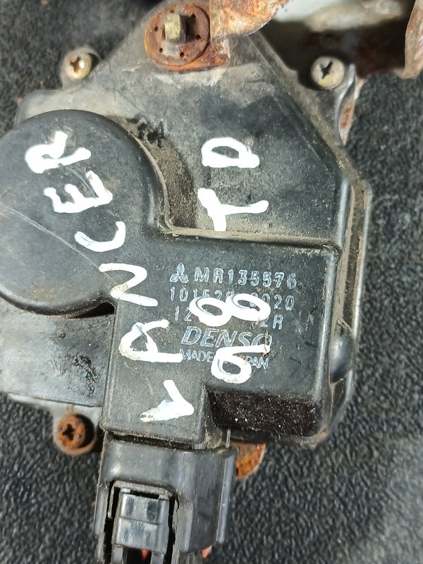 Fecho Porta MITSUBISHI LANCER VI TRAZ DIR MR135576