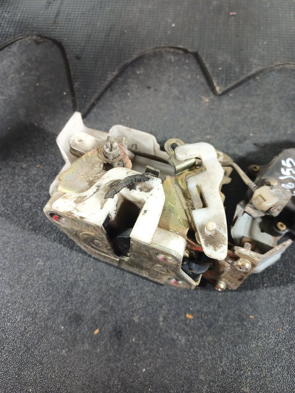 Fecho Porta MITSUBISHI LANCER V TRAZ ESQ MR135575