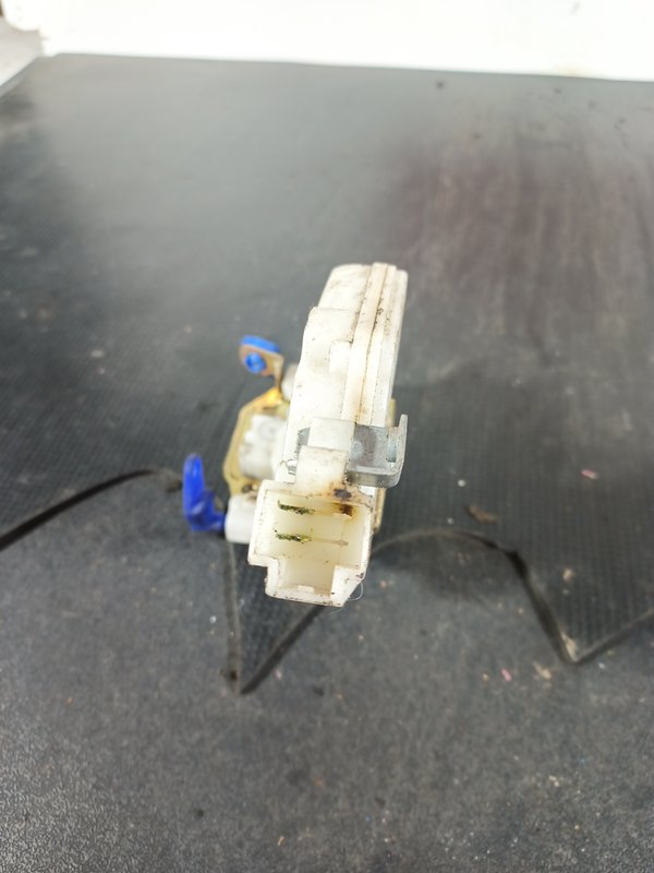 Fecho Porta NISSAN VANETTE FRENTE DIR 8055261U01