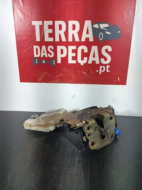 Fecho Porta NISSAN ALMERA FRENTE DIR 8055261U66