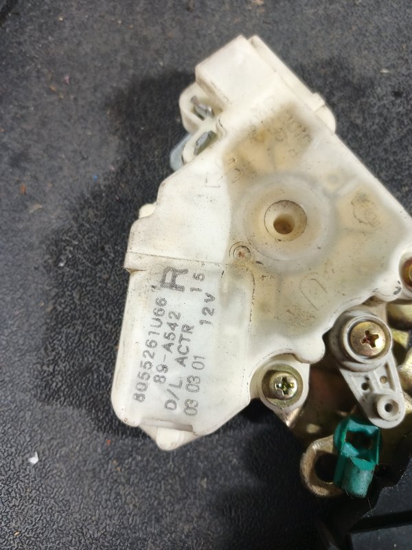 Fecho Porta NISSAN ALMERA FRENTE DIR 8055261U66