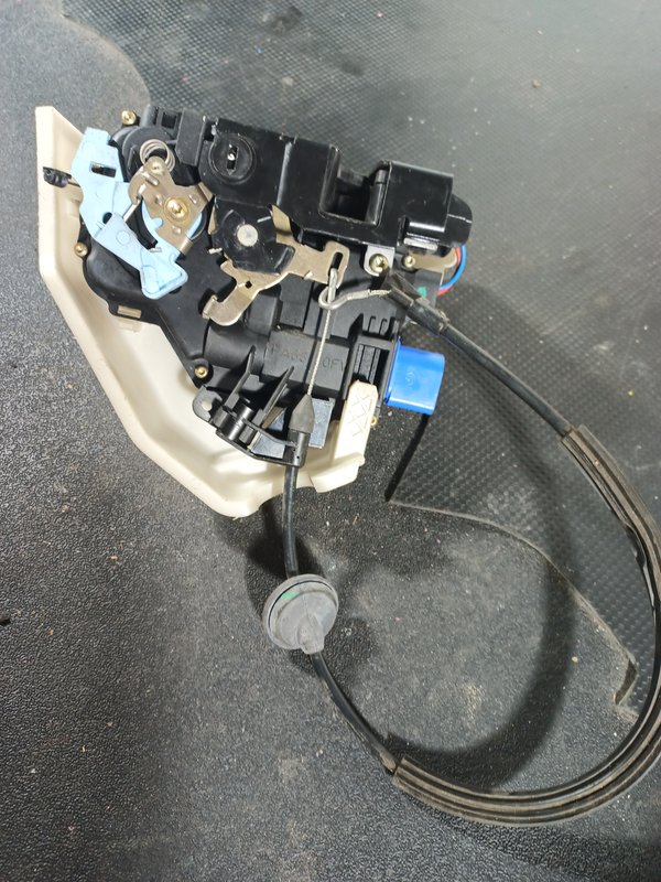 Fecho Porta VW GOLF V TRAZ DIREITA 7L0839016