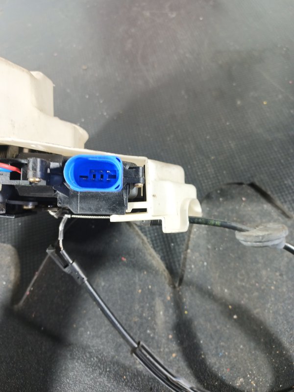 Fecho Porta VW GOLF V TRAZ DIREITA 7L0839016