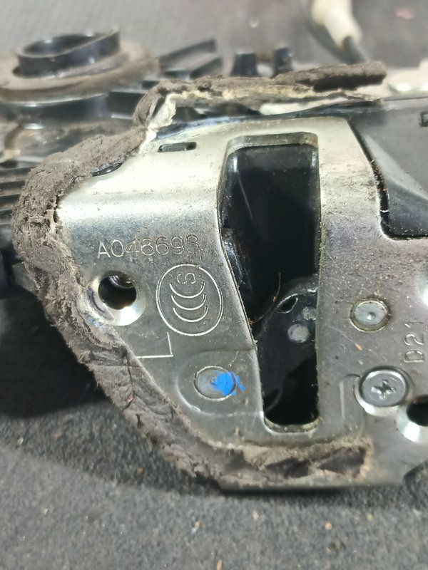 Fecho Porta TOYOTA AURIS FRENTE ESQ A046693