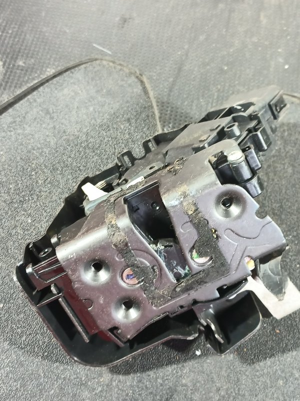 Fecho Porta FORD FOCUS II TRAZ ESQ 4M5AA26413BC