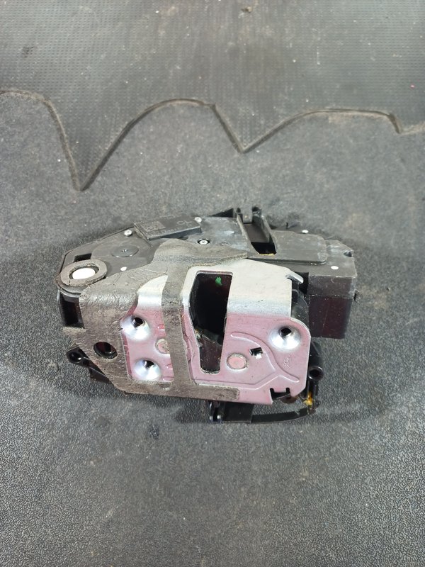 Fecho Porta FORD FIESTA VI TRAZ ESQ 8A6AA26413AF