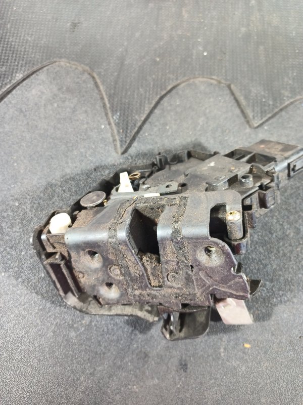 Fecho Porta FORD FOCUS II TRAZ ESQ 4M5AR26413BC