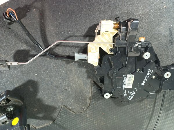 Fecho Porta VW CADDY III TRAS ESQUERDA 2K0843653BF