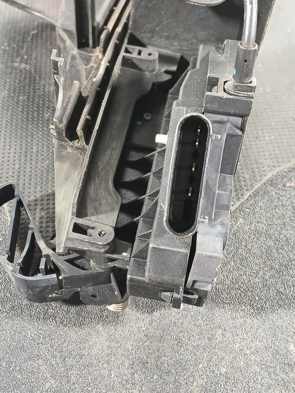 Fecho Porta FORD FOCUS III FRENTE DIR BM51A21812BC