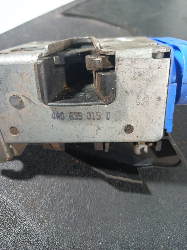 Fecho Porta AUDI A3 TRAZ ESQUERDA 4A0839015D