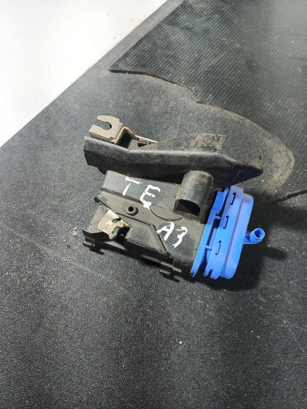 Fecho Porta AUDI A3 TRAZ ESQUERDA 4A0839015D