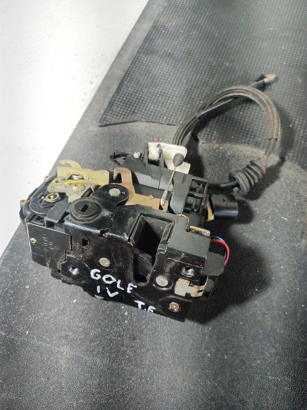 Fecho Porta VW GOLF IV / PASSAT TRAZ ESQUERDA 3B4839015A