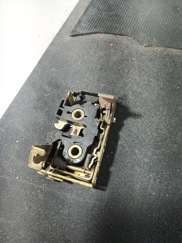 Fecho Porta VW PASSAT TRAZ ESQUERDA 3A0839015