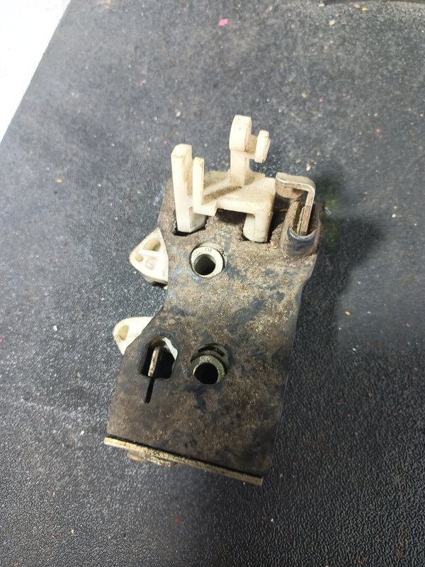 Fecho Porta AUDI 80 / 90 TRAZ ESQUERDA 893839015A