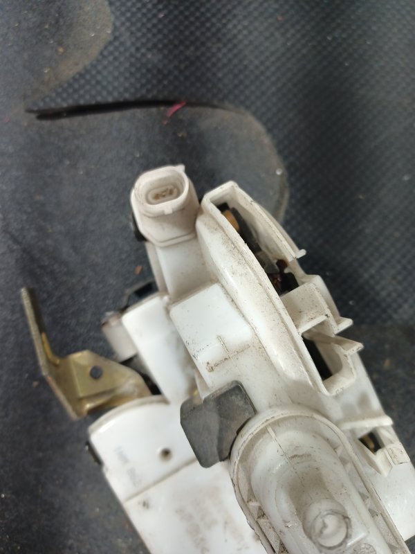 Fecho Porta VW POLO III FRENTE DIREITA 1HM862154