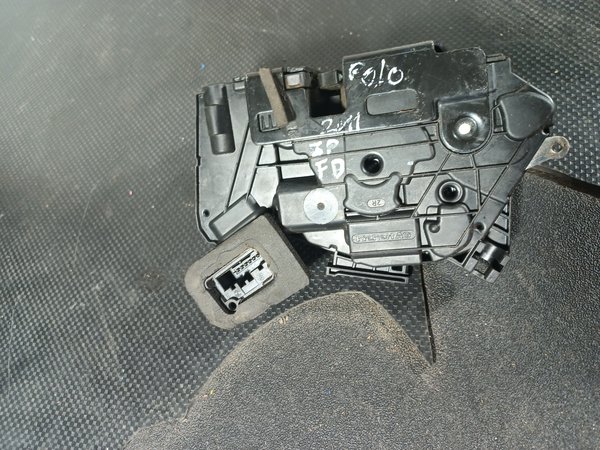 Fecho Porta VW POLO V FRENTE DIREITA 5K1837016