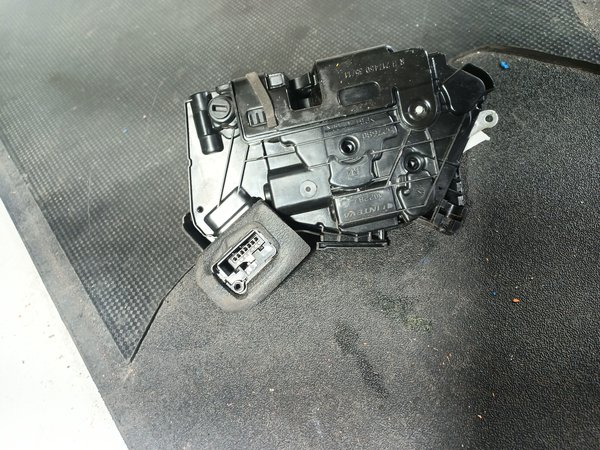Fecho Porta VW POLO V TRAZ DIREITA 6R4839016