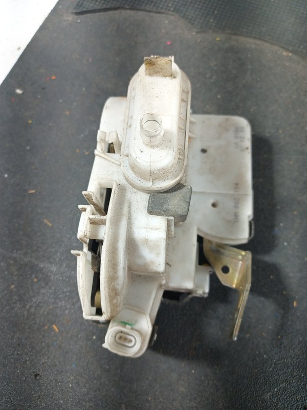 Fecho Porta VW POLO III FRENTE DIREITA 6N1837016E
