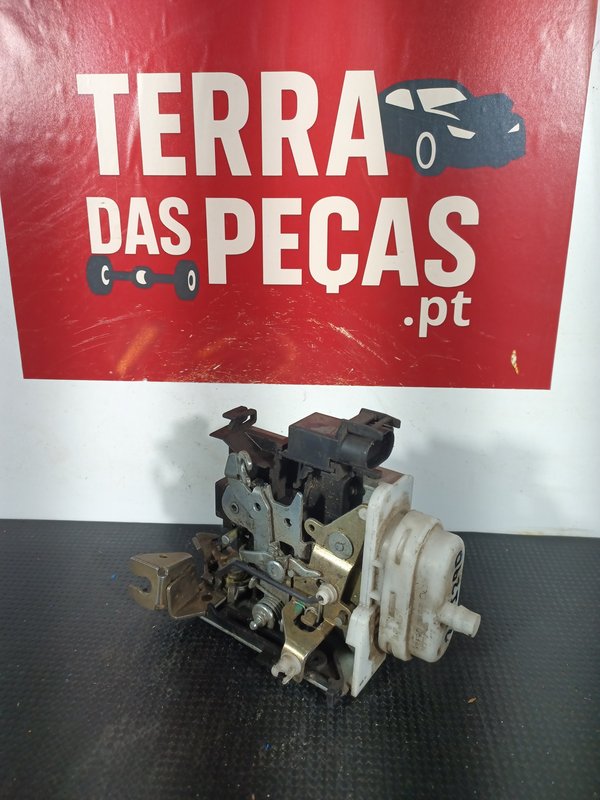 Fecho Porta AUDI A4 FRENTE DIREITA 4D1837016D