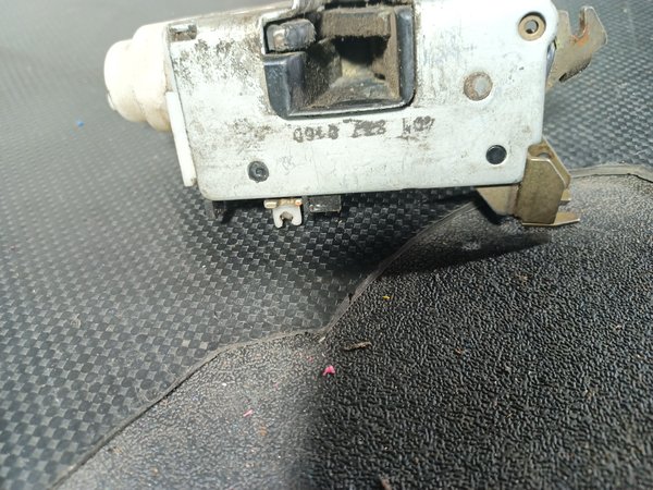 Fecho Porta AUDI A4 FRENTE DIREITA 4D1837016D